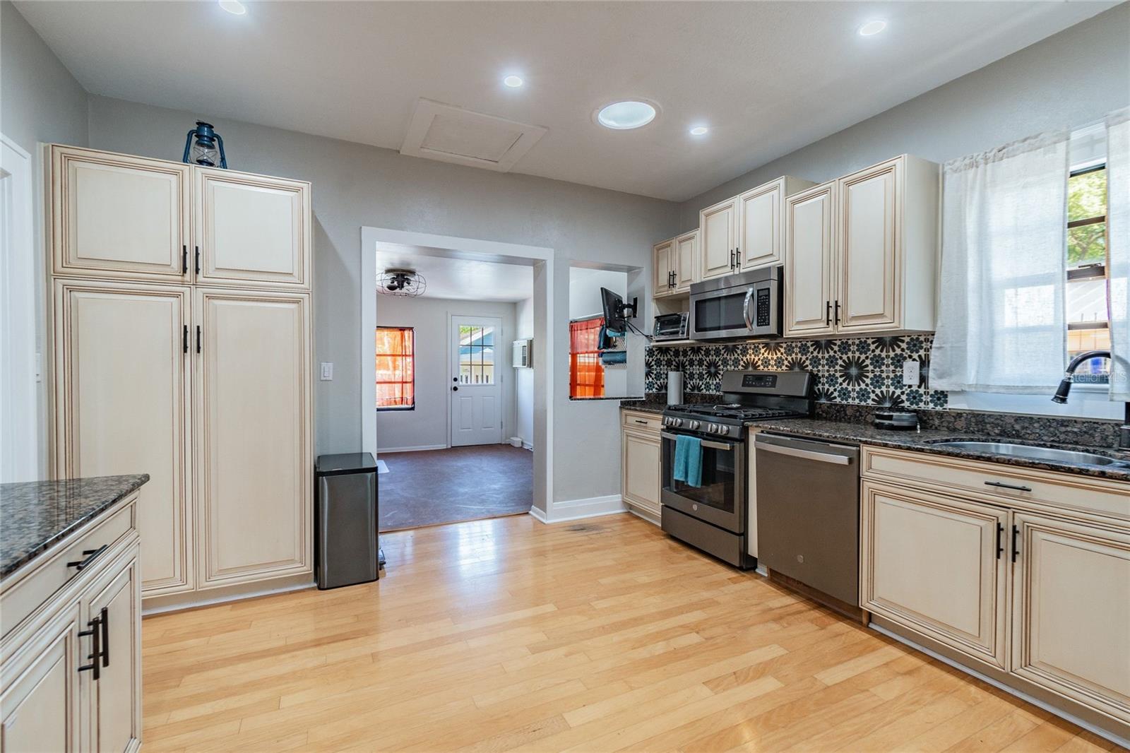 Image 9 of 31 For 310 Paris Street