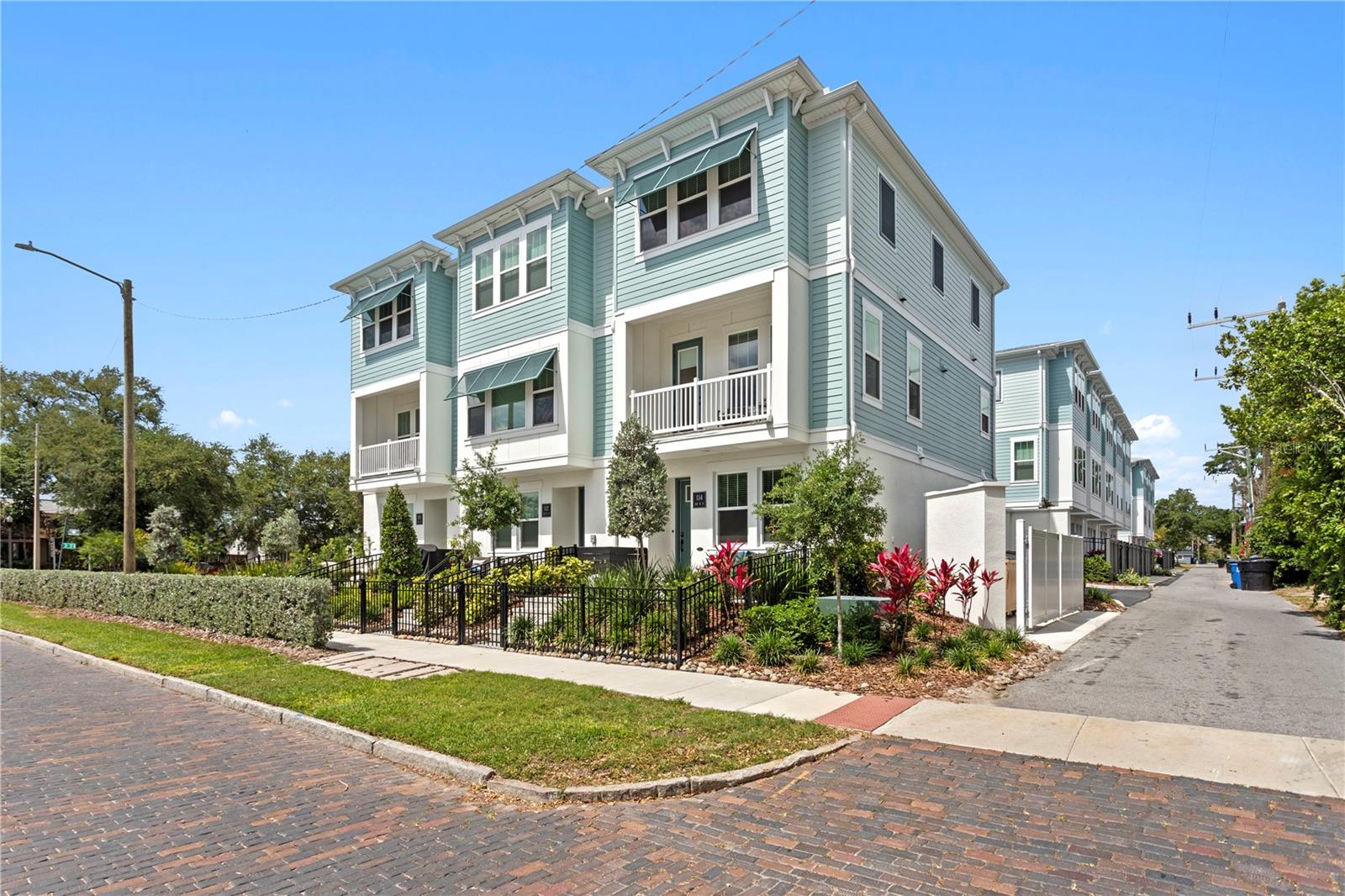 Image 2 of 41 For 114 21 Street N