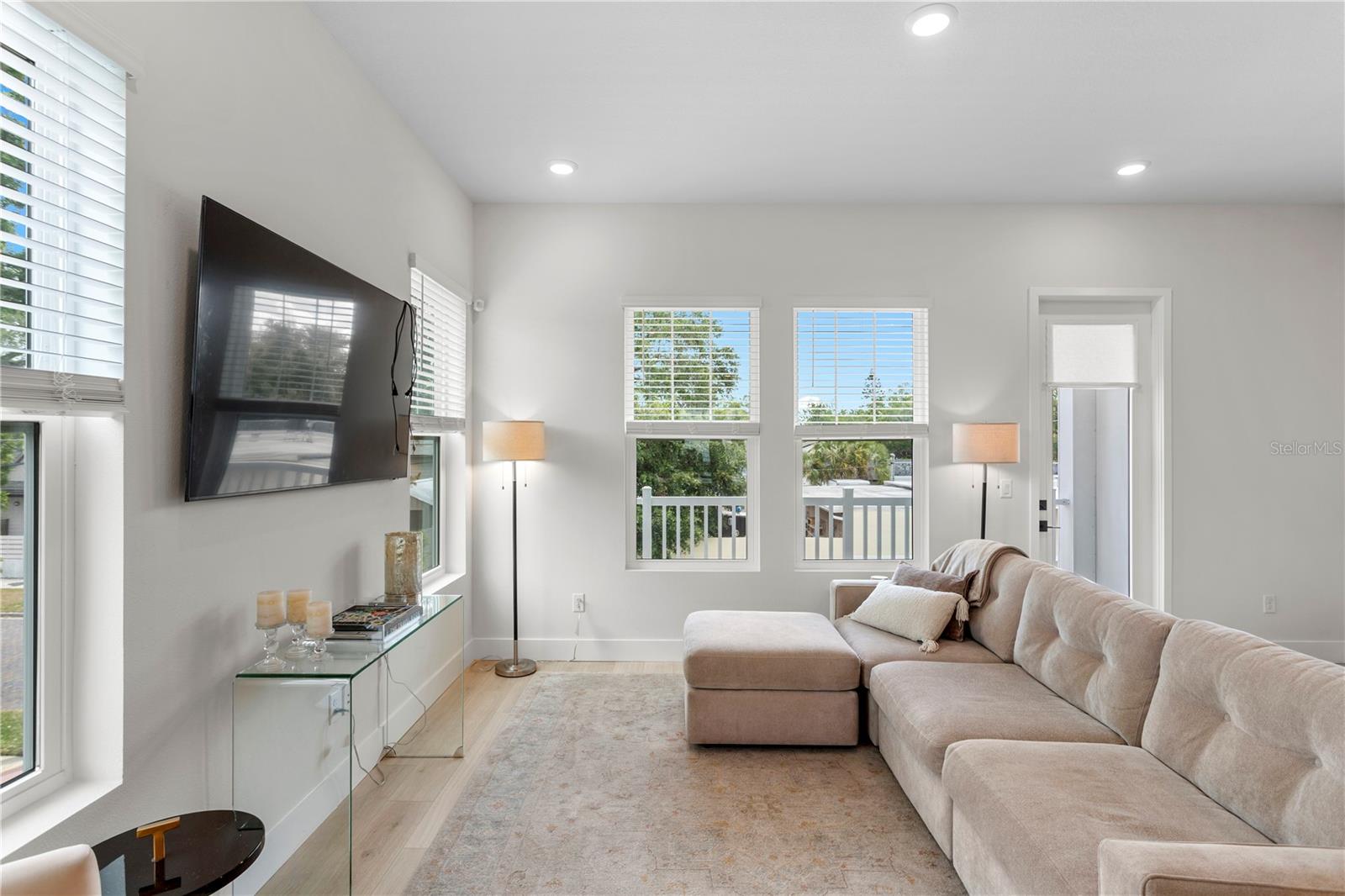 Image 21 of 41 For 114 21 Street N