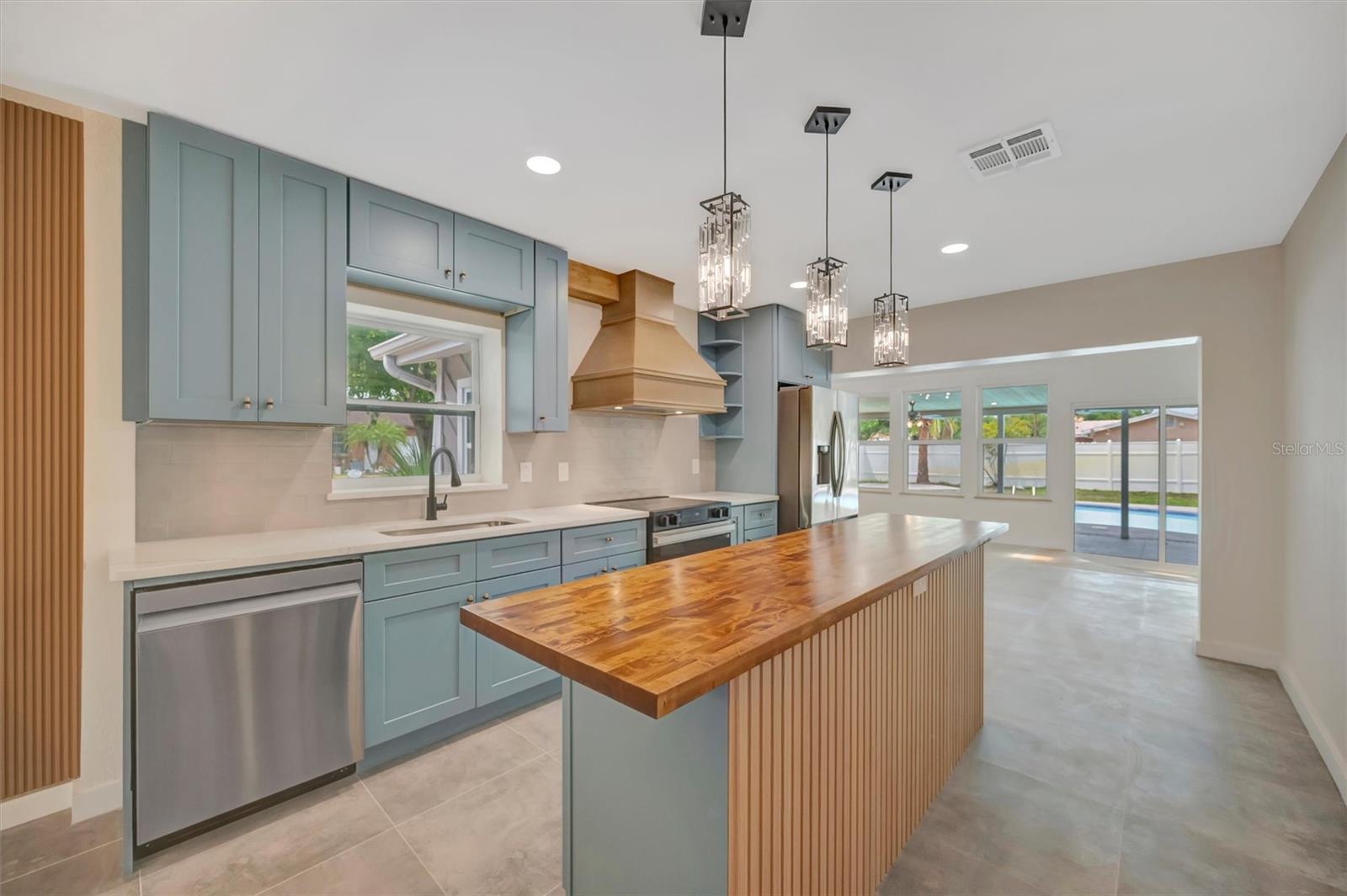 Image 9 of 58 For 647 74th Avenue N