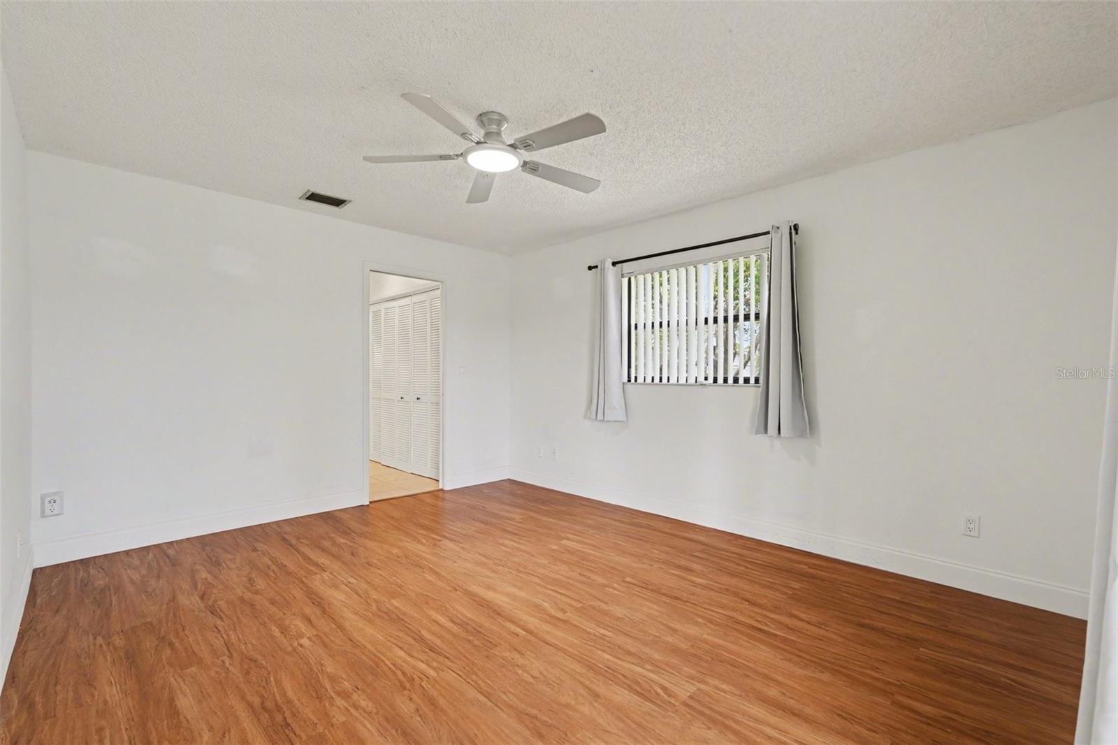 Image 20 of 44 For 10 Lesley Lane