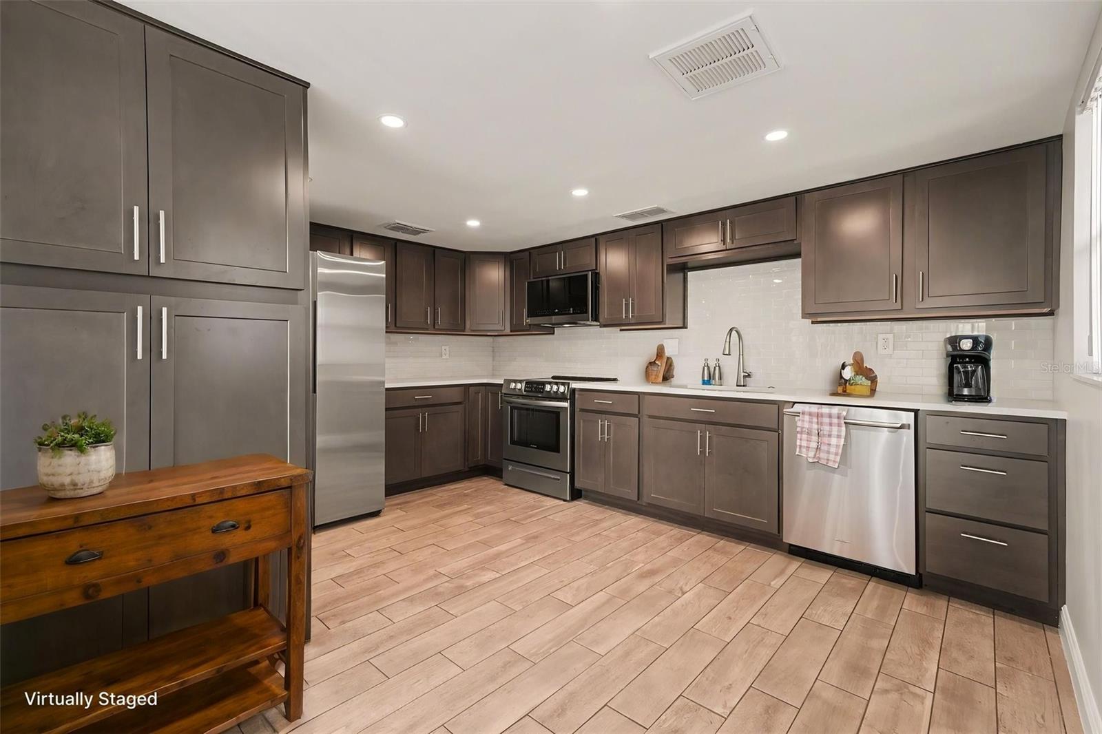 Image 6 of 44 For 10 Lesley Lane