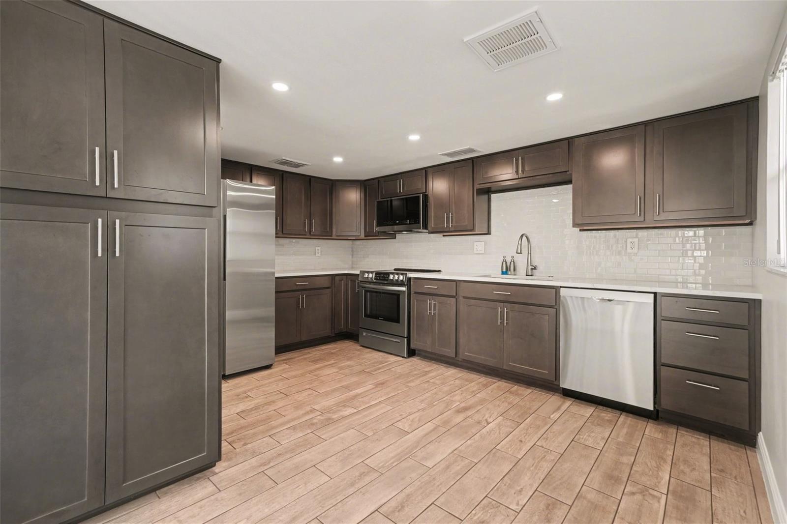 Image 7 of 44 For 10 Lesley Lane