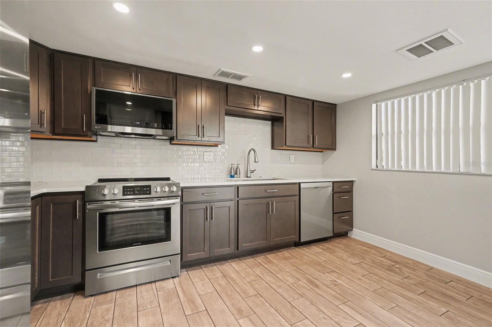 Image 8 of 44 For 10 Lesley Lane