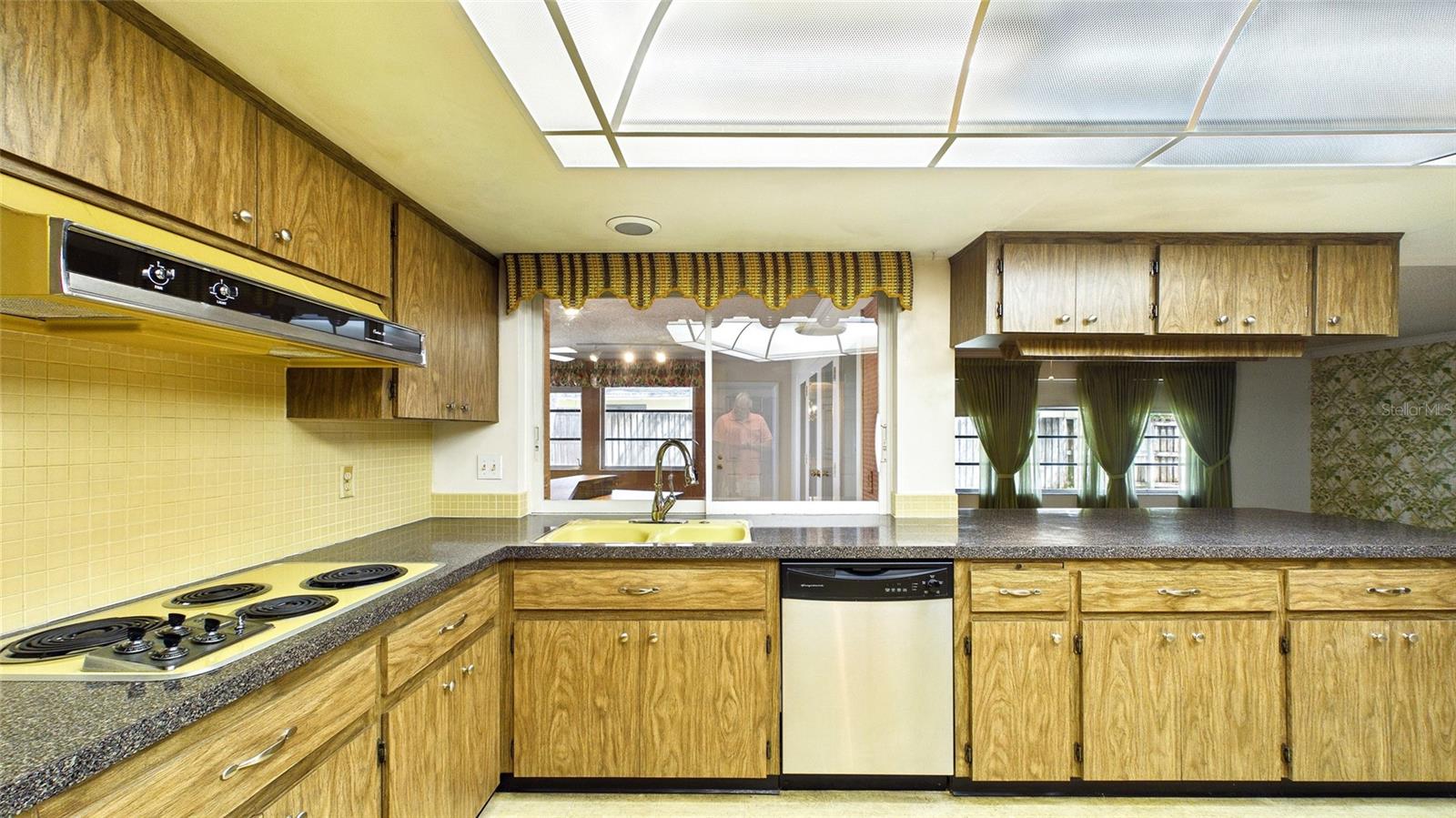 Image 27 of 74 For 1116 Riverhills Drive