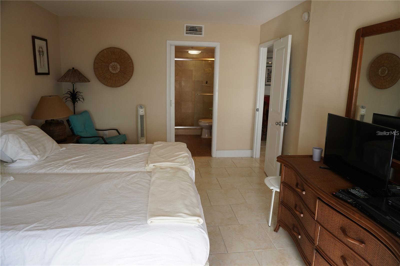 Image 16 of 38 For 5900 Shore Boulevard S 402