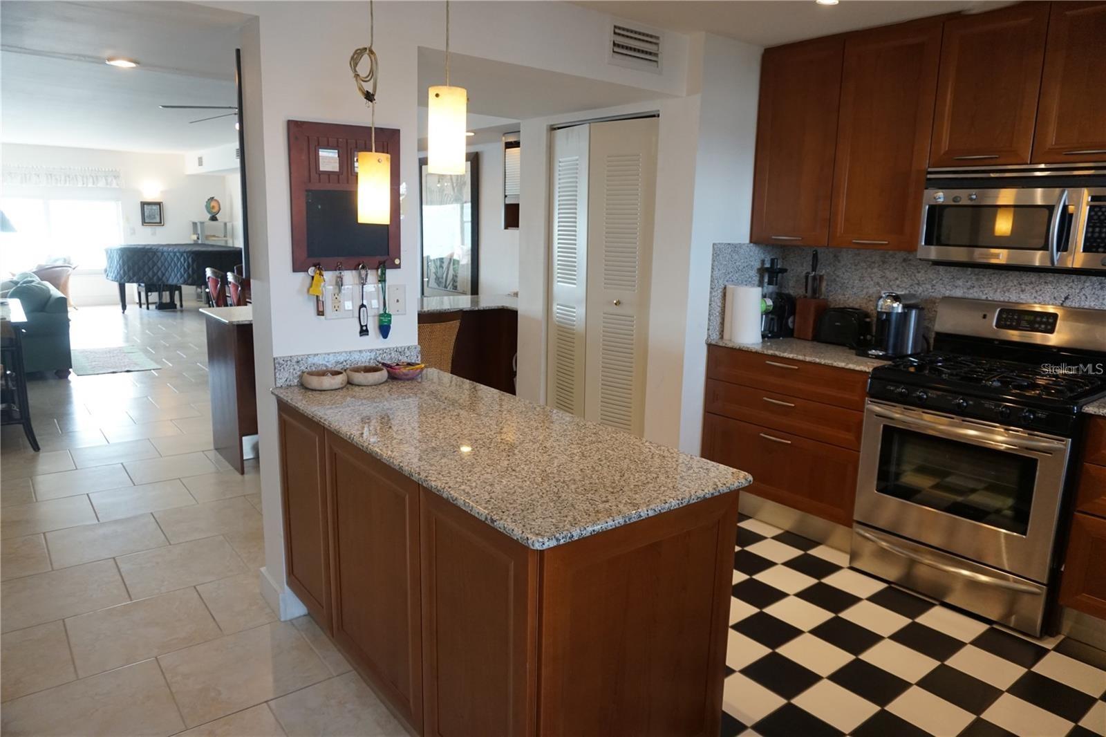 Image 7 of 38 For 5900 Shore Boulevard S 402