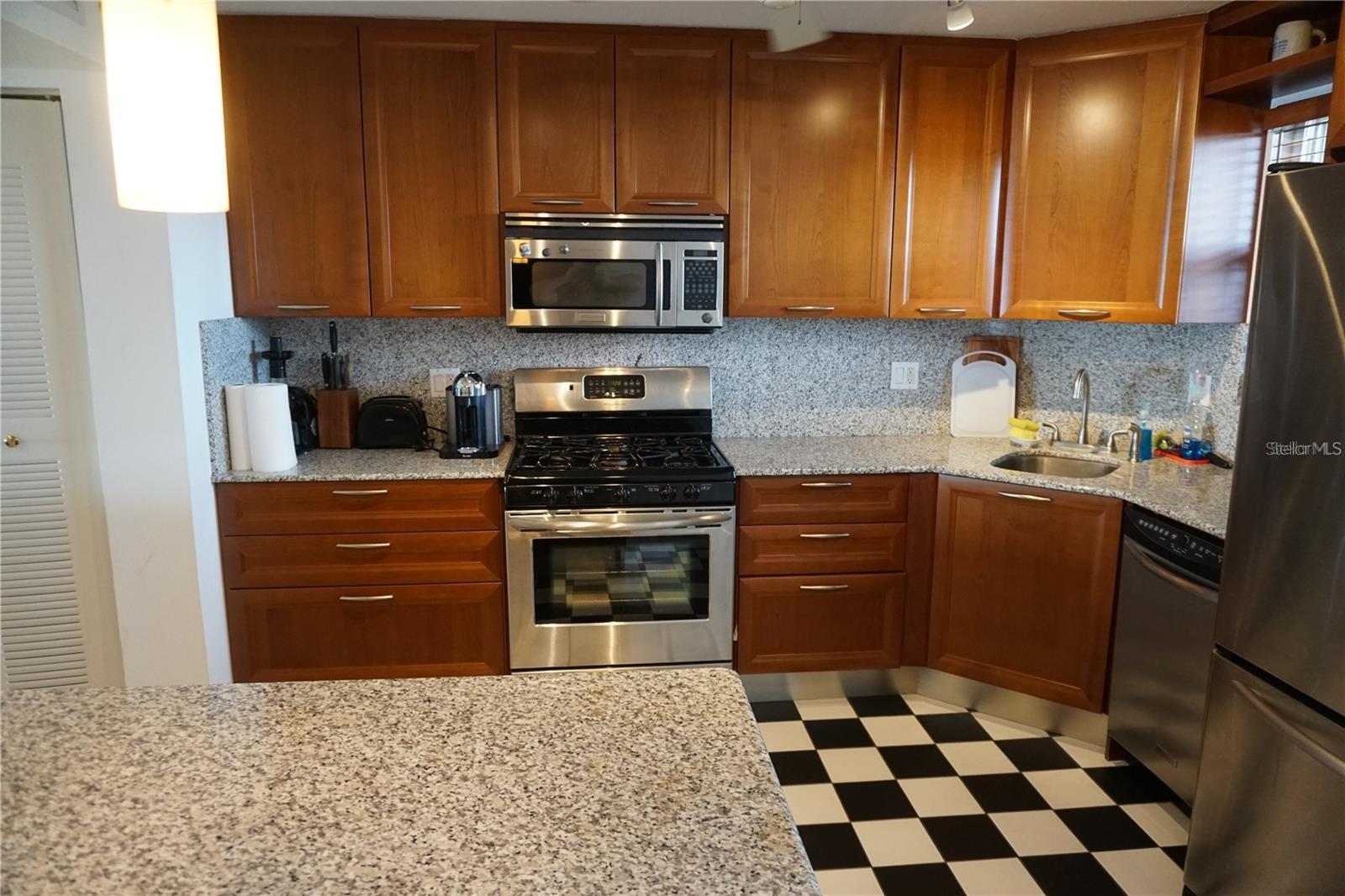 Image 8 of 38 For 5900 Shore Boulevard S 402