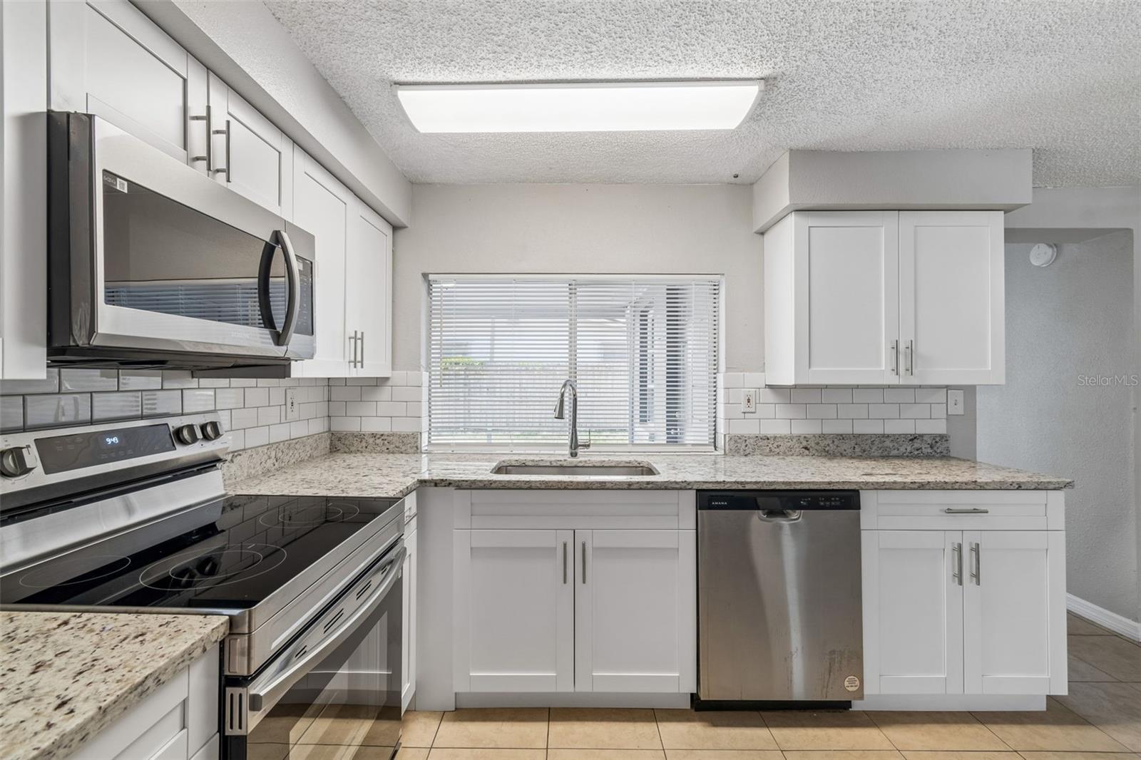 Listing photo id 13 for 4352 Glissade Dr