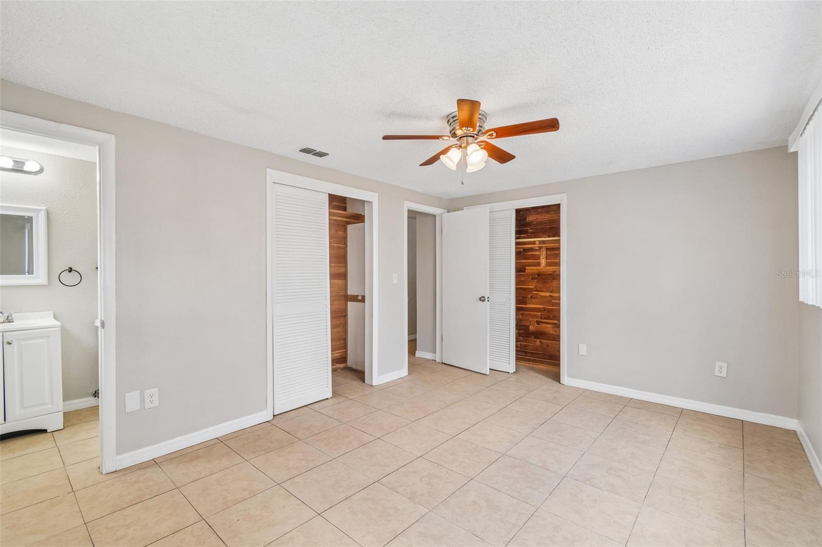 Listing photo id 17 for 4352 Glissade Dr