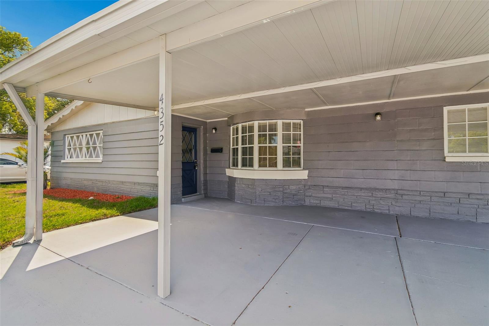 Listing photo id 0 for 4352 Glissade Dr