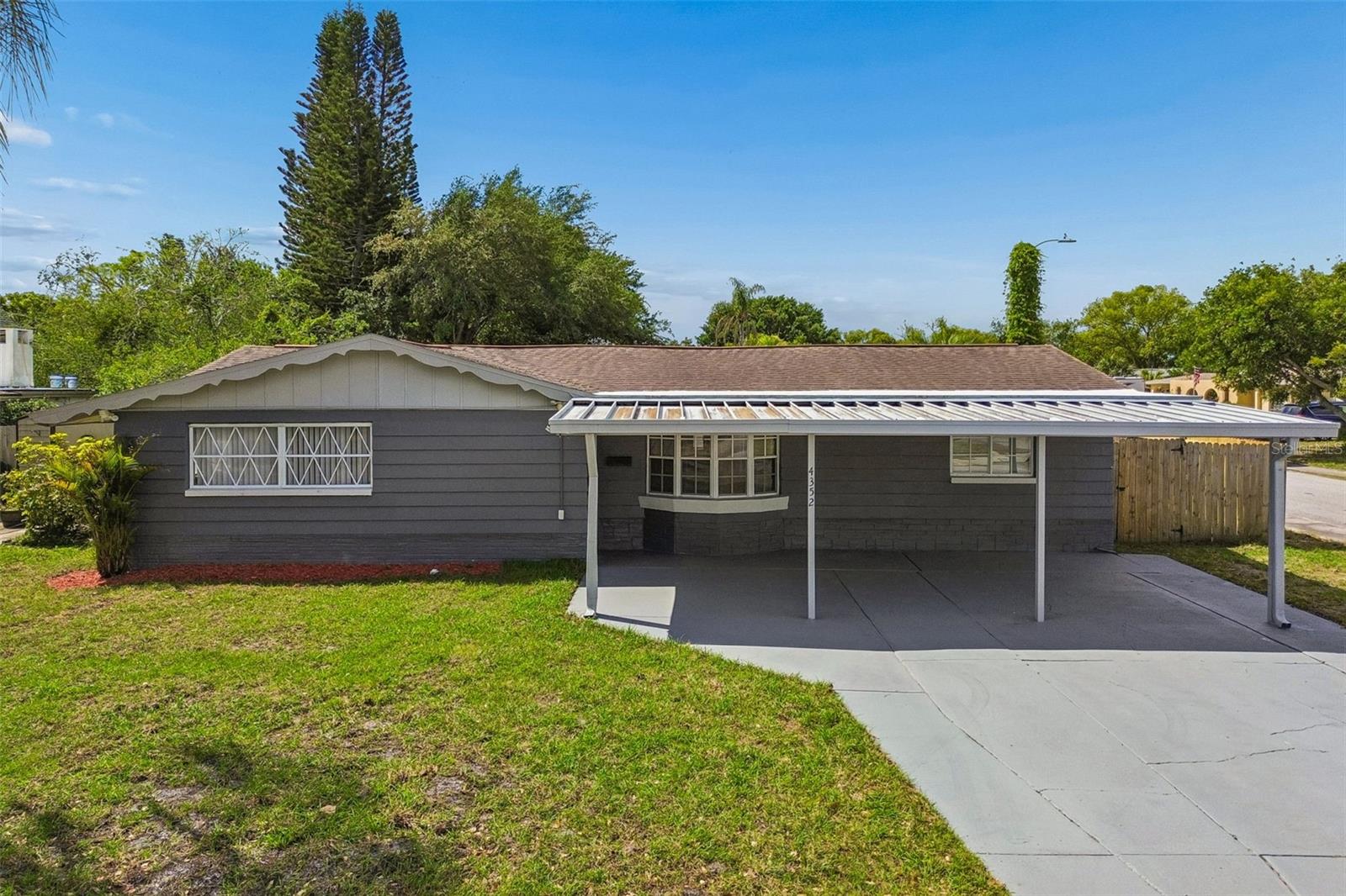 Listing photo id 45 for 4352 Glissade Dr