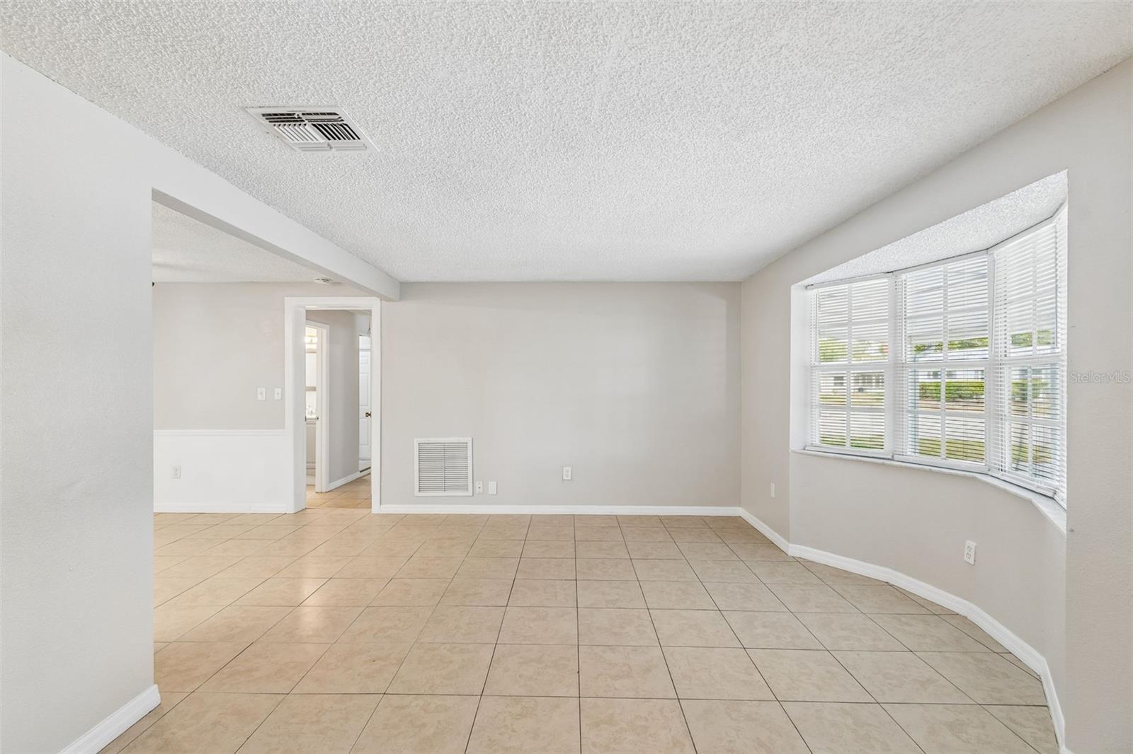 Listing photo id 3 for 4352 Glissade Dr