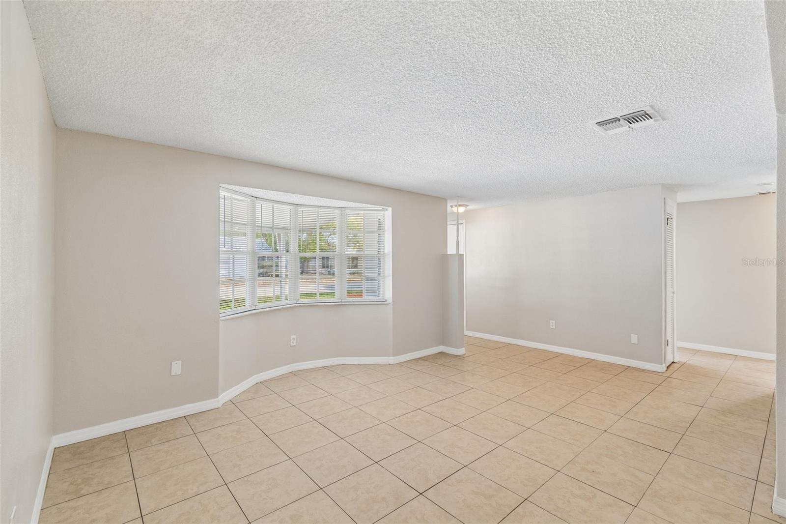 Listing photo id 5 for 4352 Glissade Dr