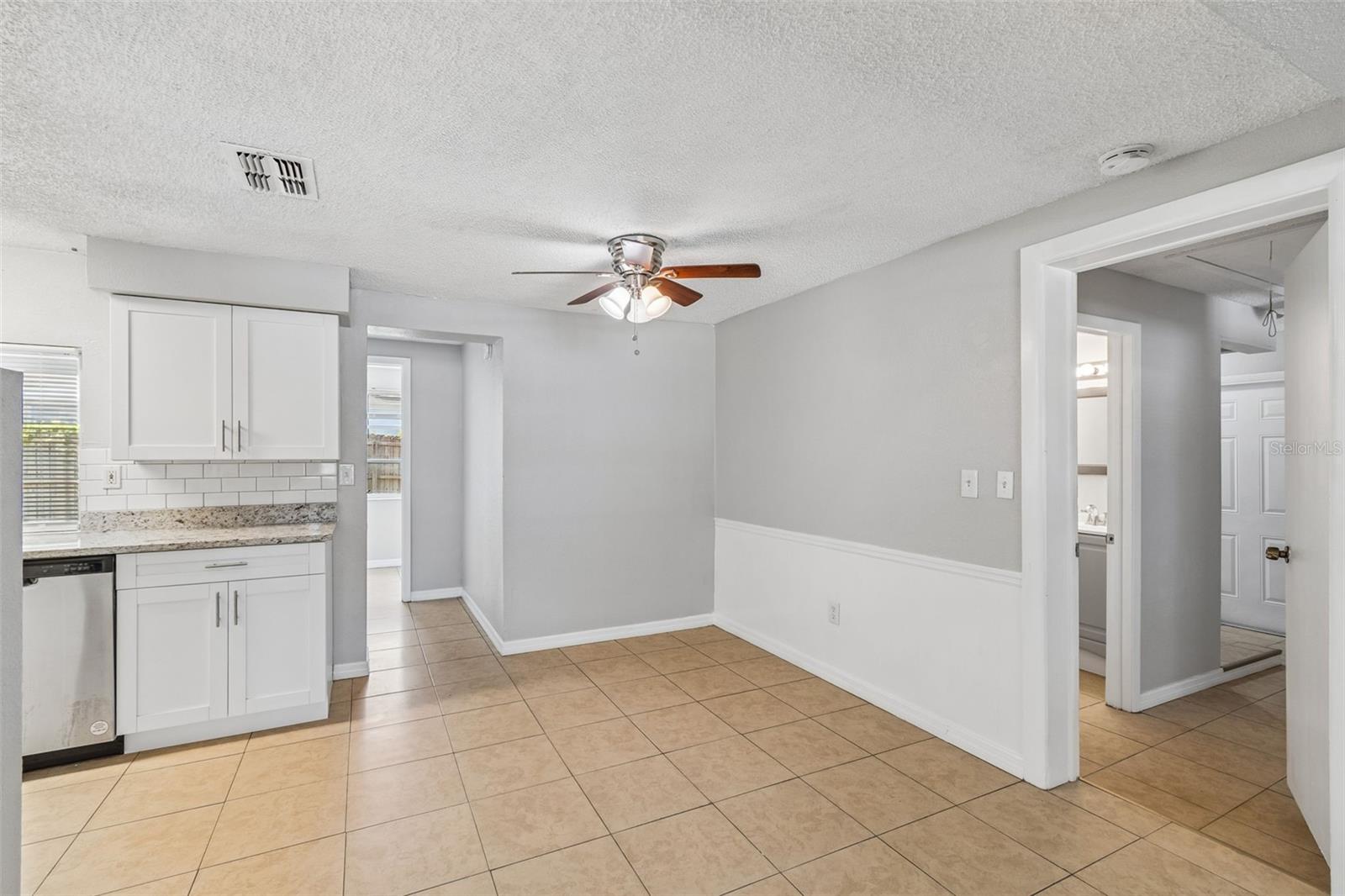 Listing photo id 7 for 4352 Glissade Dr