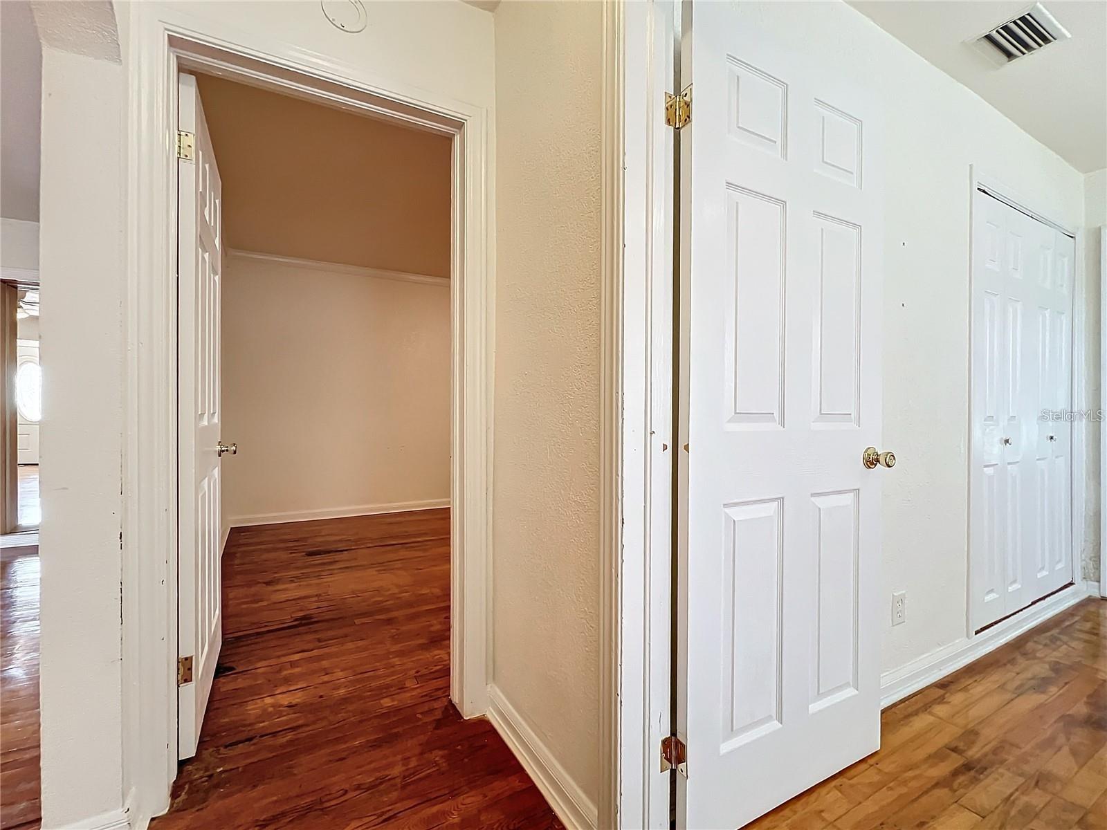 Image 52 of 96 For 25 Chesley Avenue