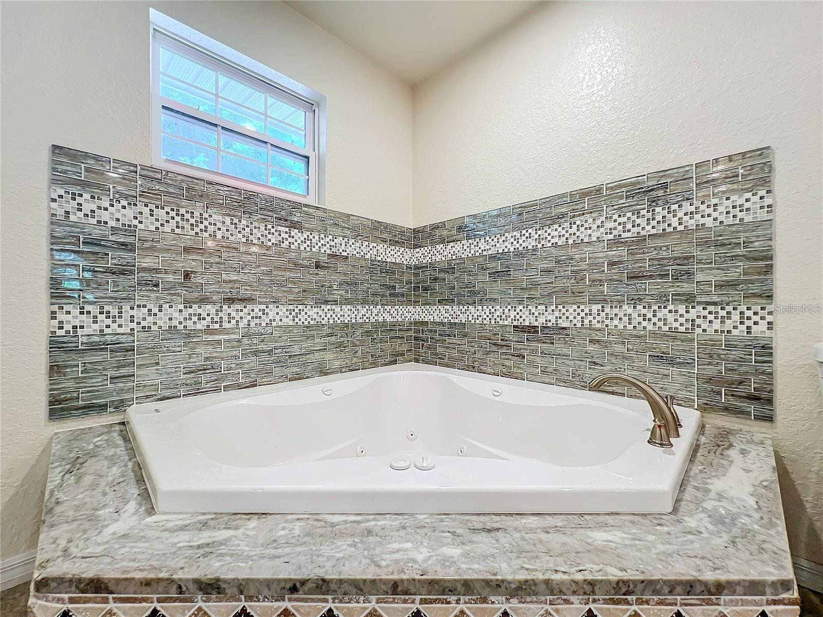 Image 63 of 96 For 25 Chesley Avenue