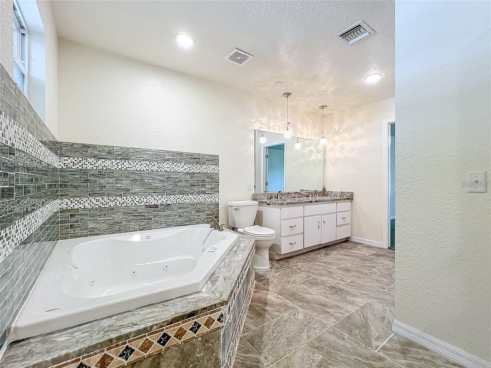 Image 64 of 96 For 25 Chesley Avenue