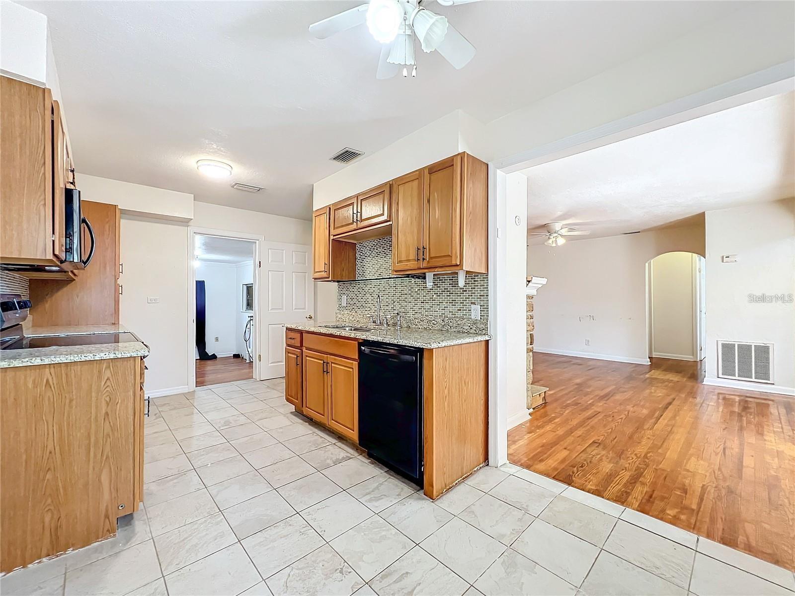 Image 70 of 96 For 25 Chesley Avenue