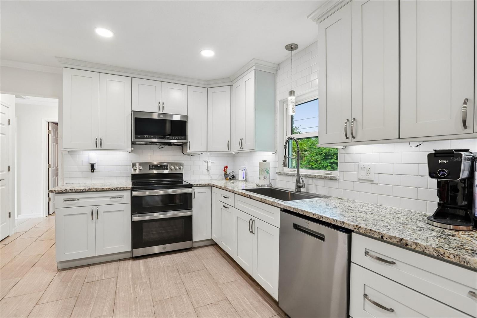 Listing photo id 8 for 657 Marjon Avenue