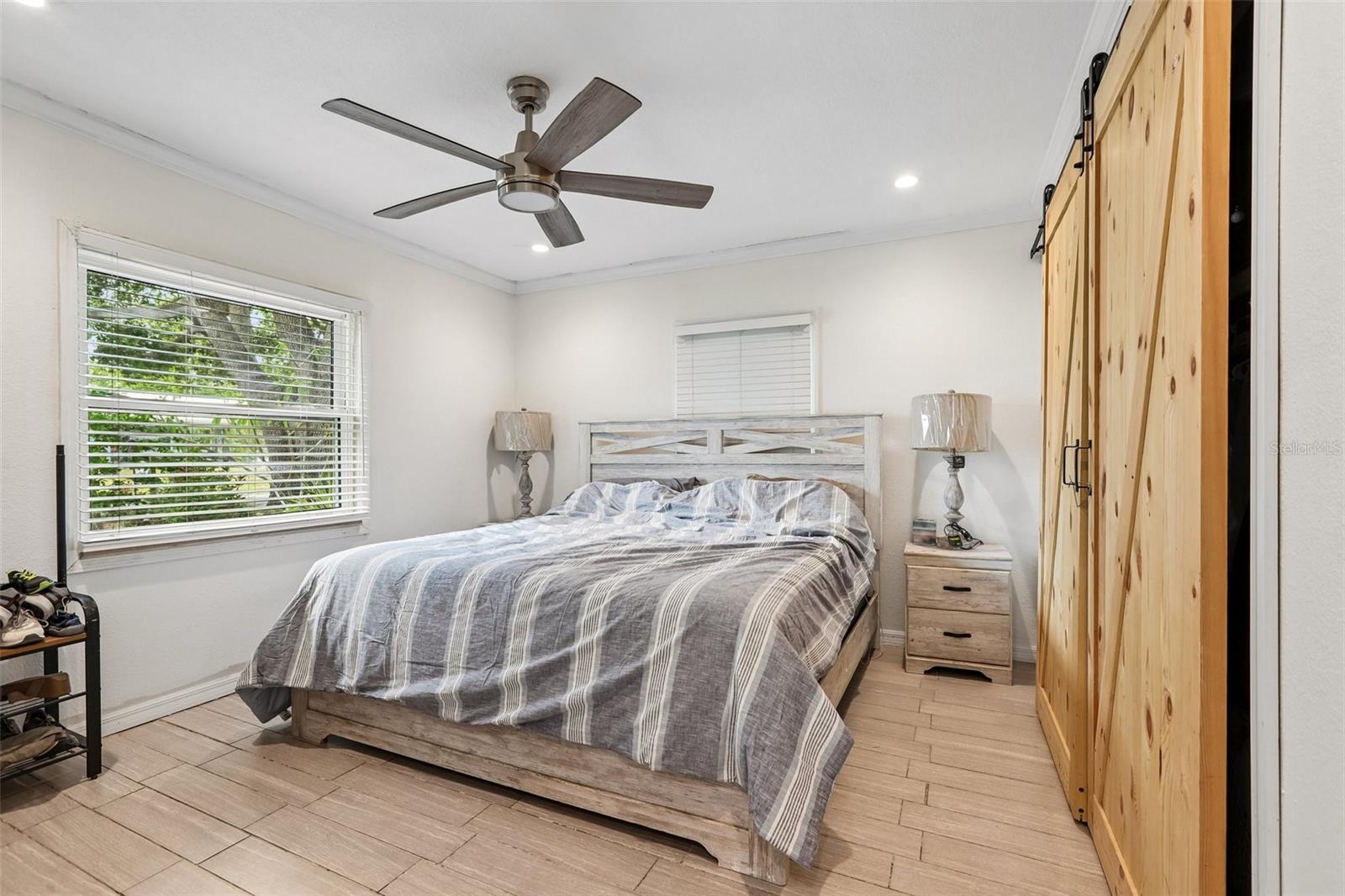 Listing photo id 9 for 657 Marjon Avenue