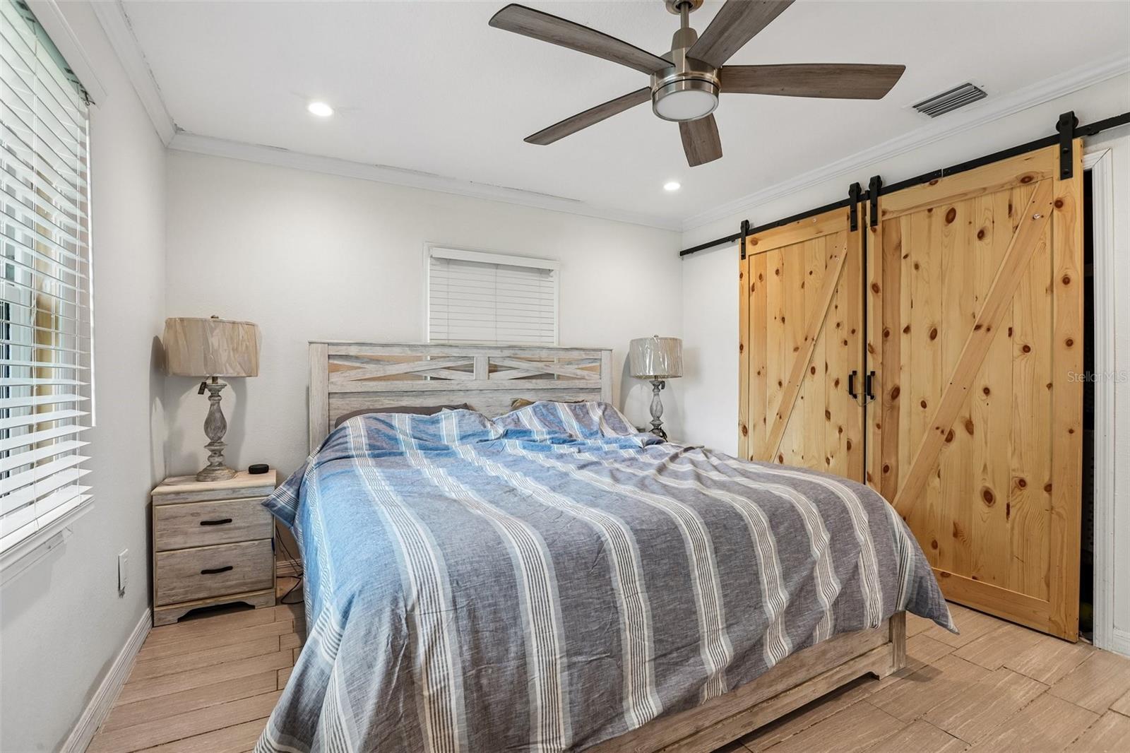 Listing photo id 10 for 657 Marjon Avenue