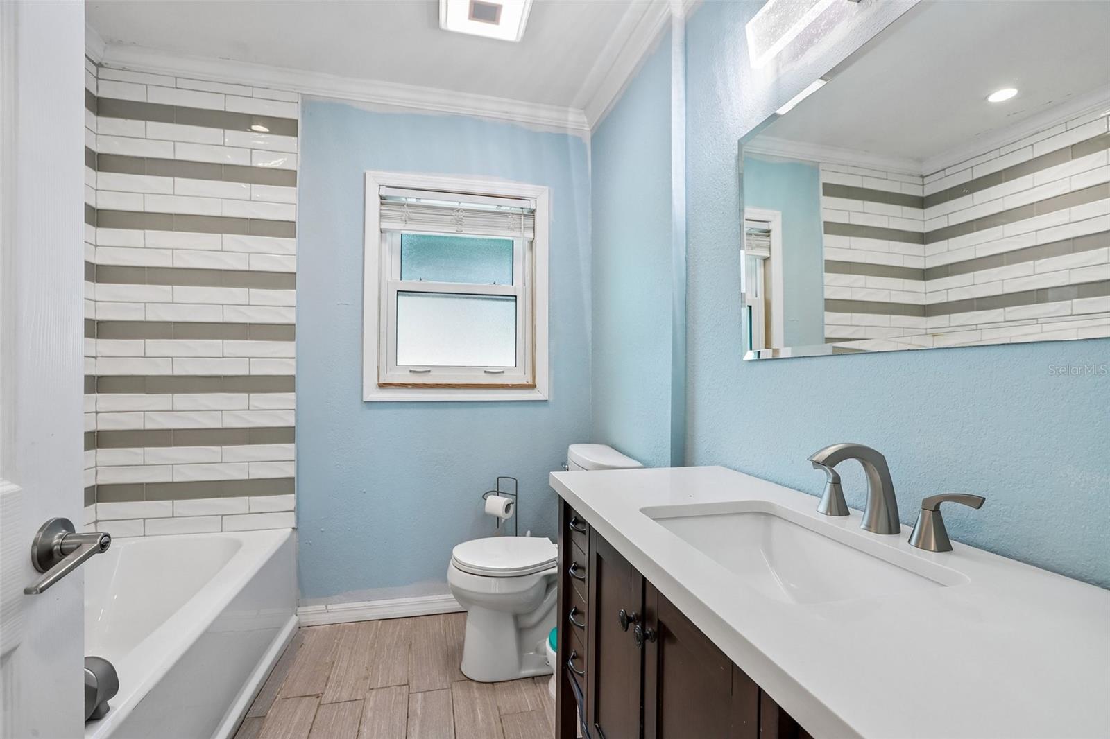 Listing photo id 15 for 657 Marjon Avenue