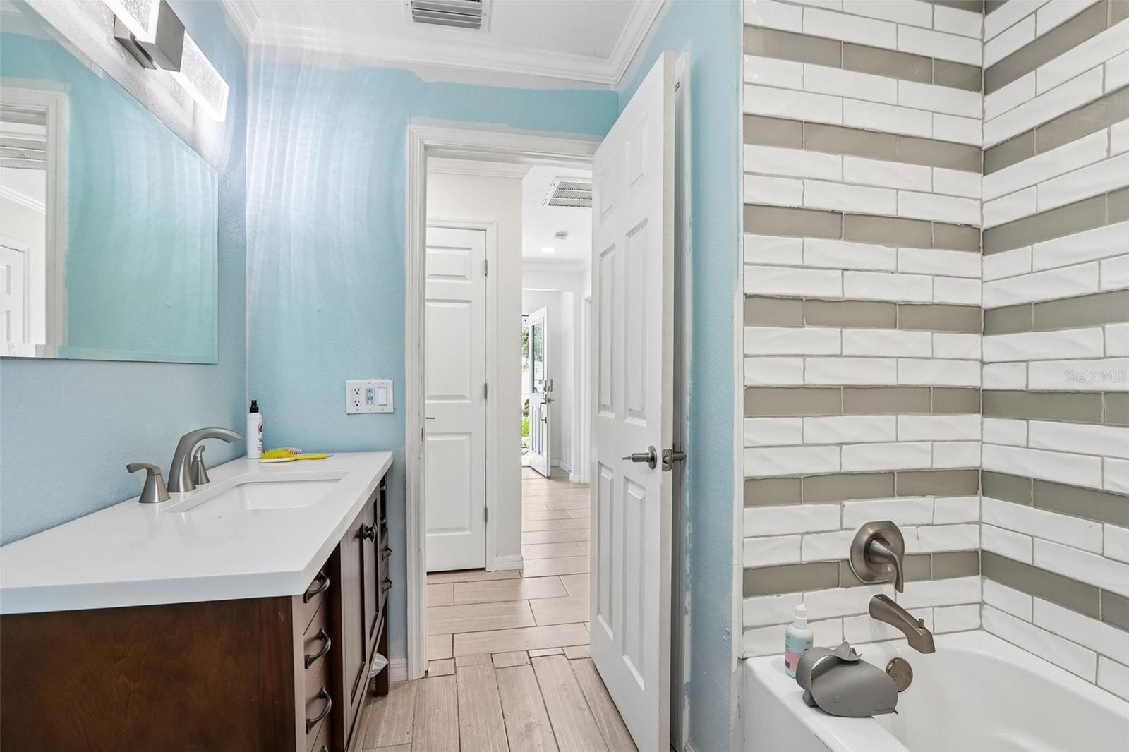 Listing photo id 16 for 657 Marjon Avenue