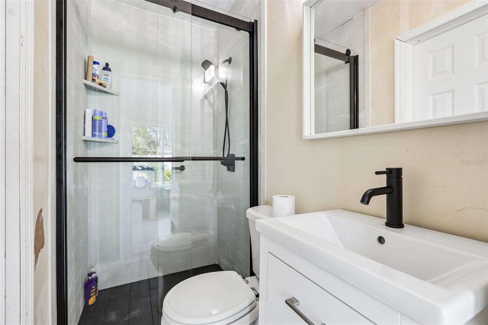 Listing photo id 17 for 657 Marjon Avenue