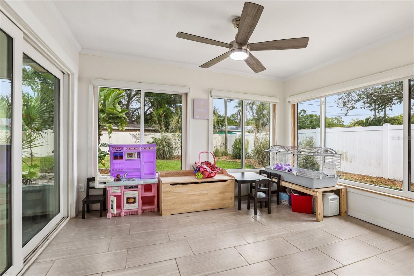 Listing photo id 18 for 657 Marjon Avenue