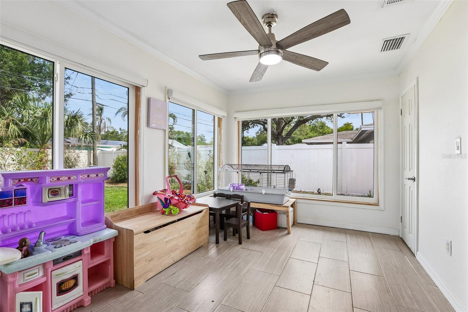 Listing photo id 20 for 657 Marjon Avenue