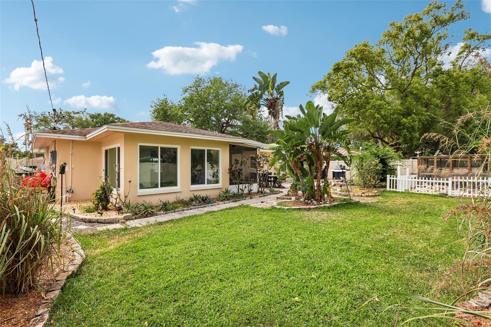 Listing photo id 25 for 657 Marjon Avenue