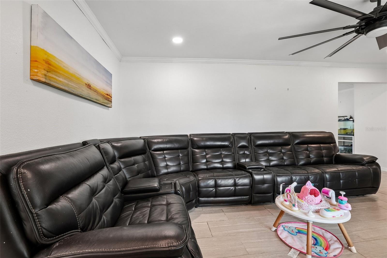 Listing photo id 3 for 657 Marjon Avenue