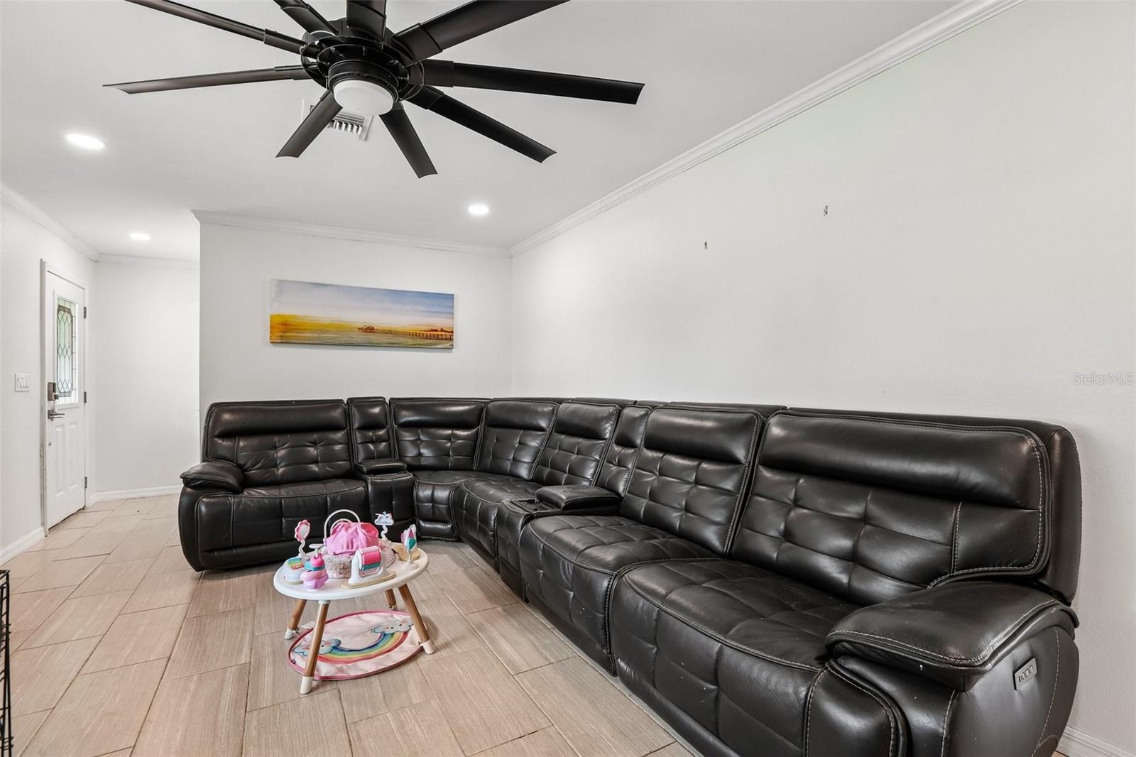 Listing photo id 4 for 657 Marjon Avenue