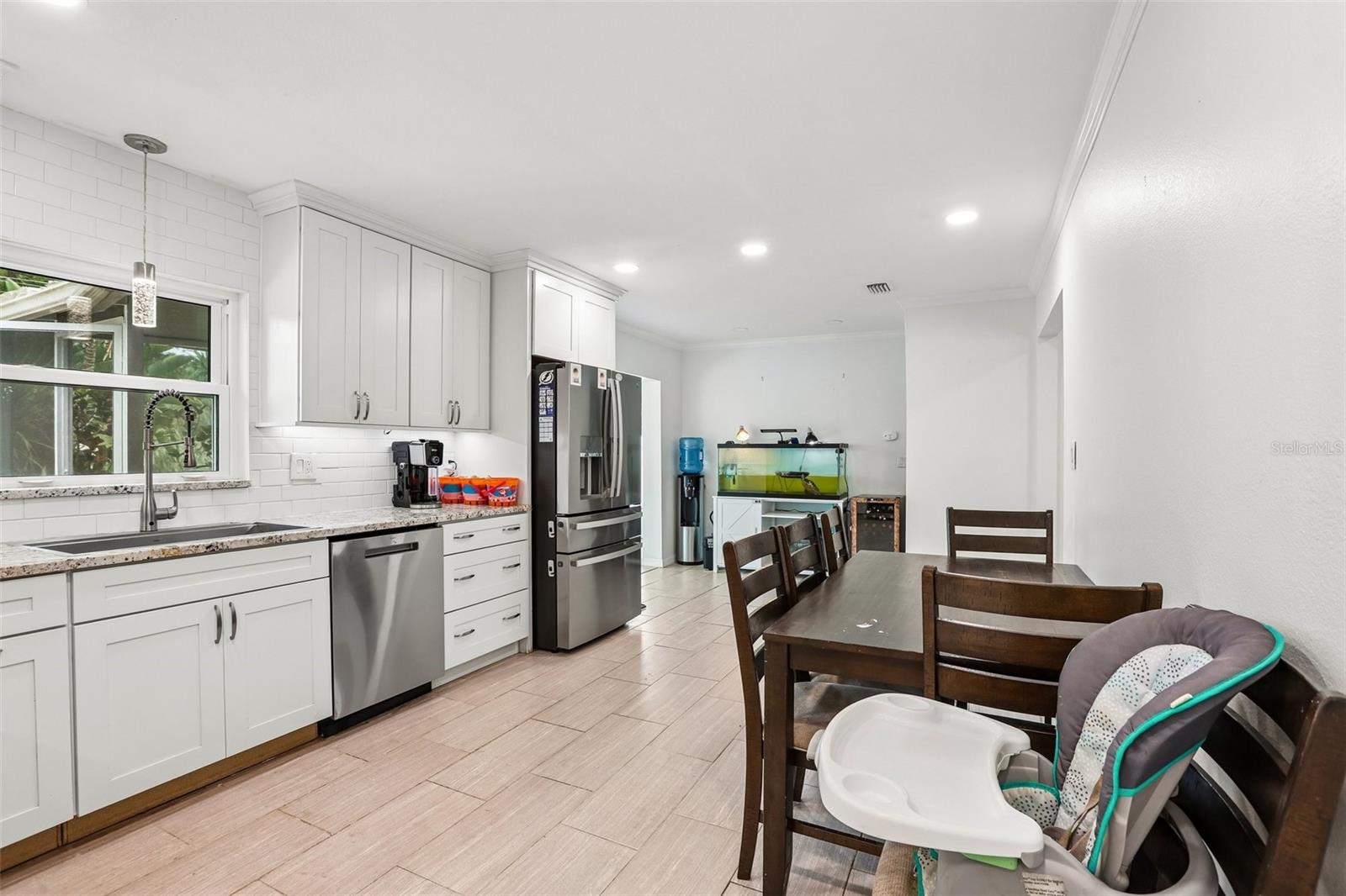 Listing photo id 5 for 657 Marjon Avenue