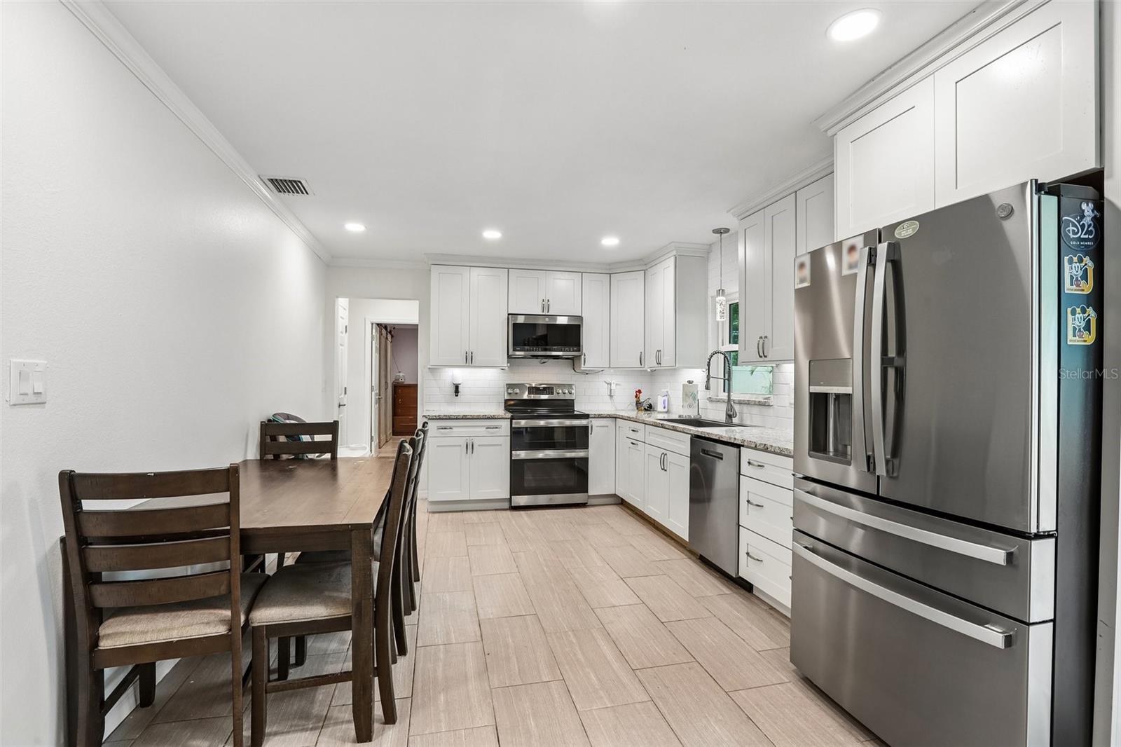 Listing photo id 6 for 657 Marjon Avenue