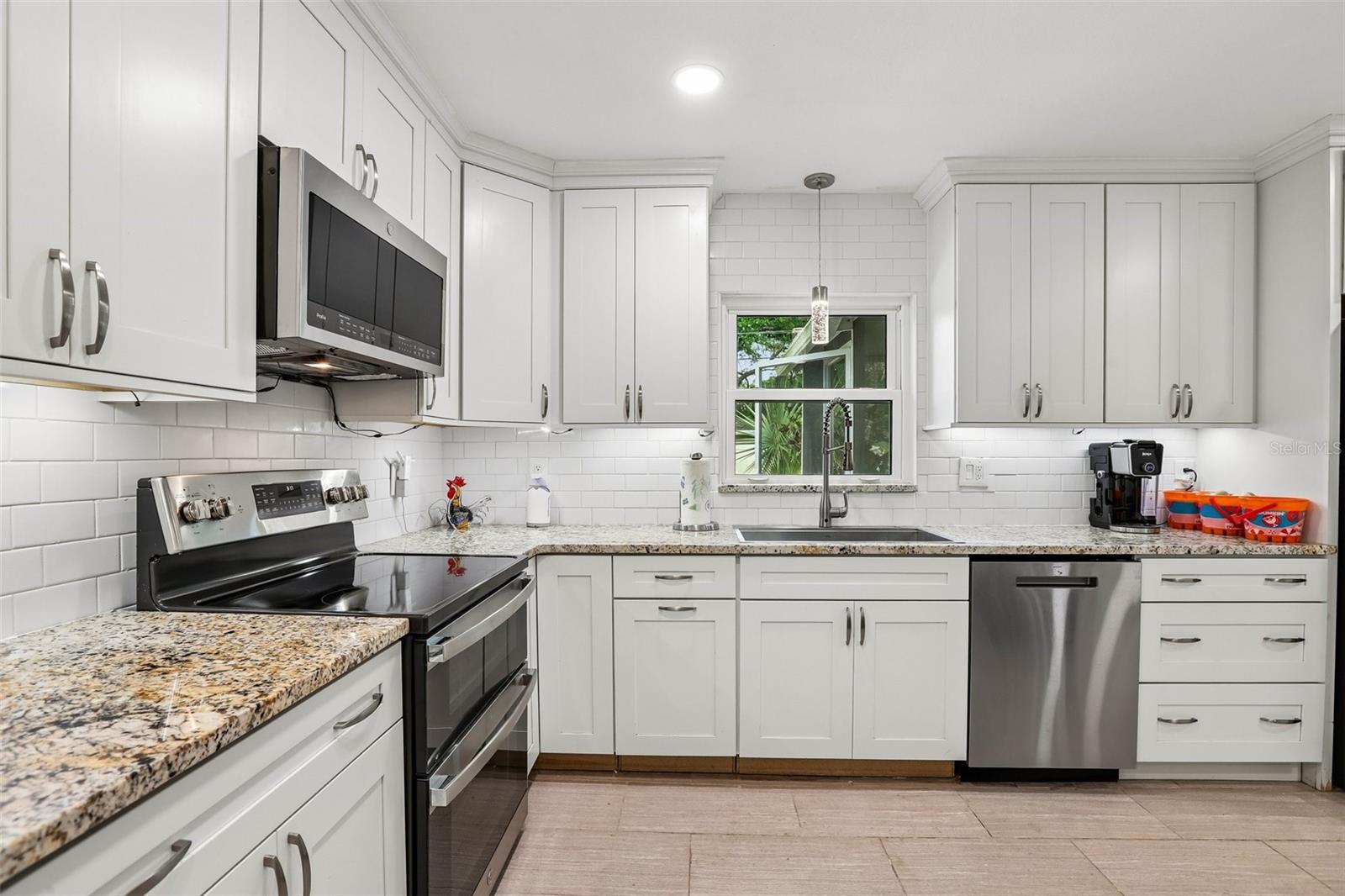 Listing photo id 7 for 657 Marjon Avenue