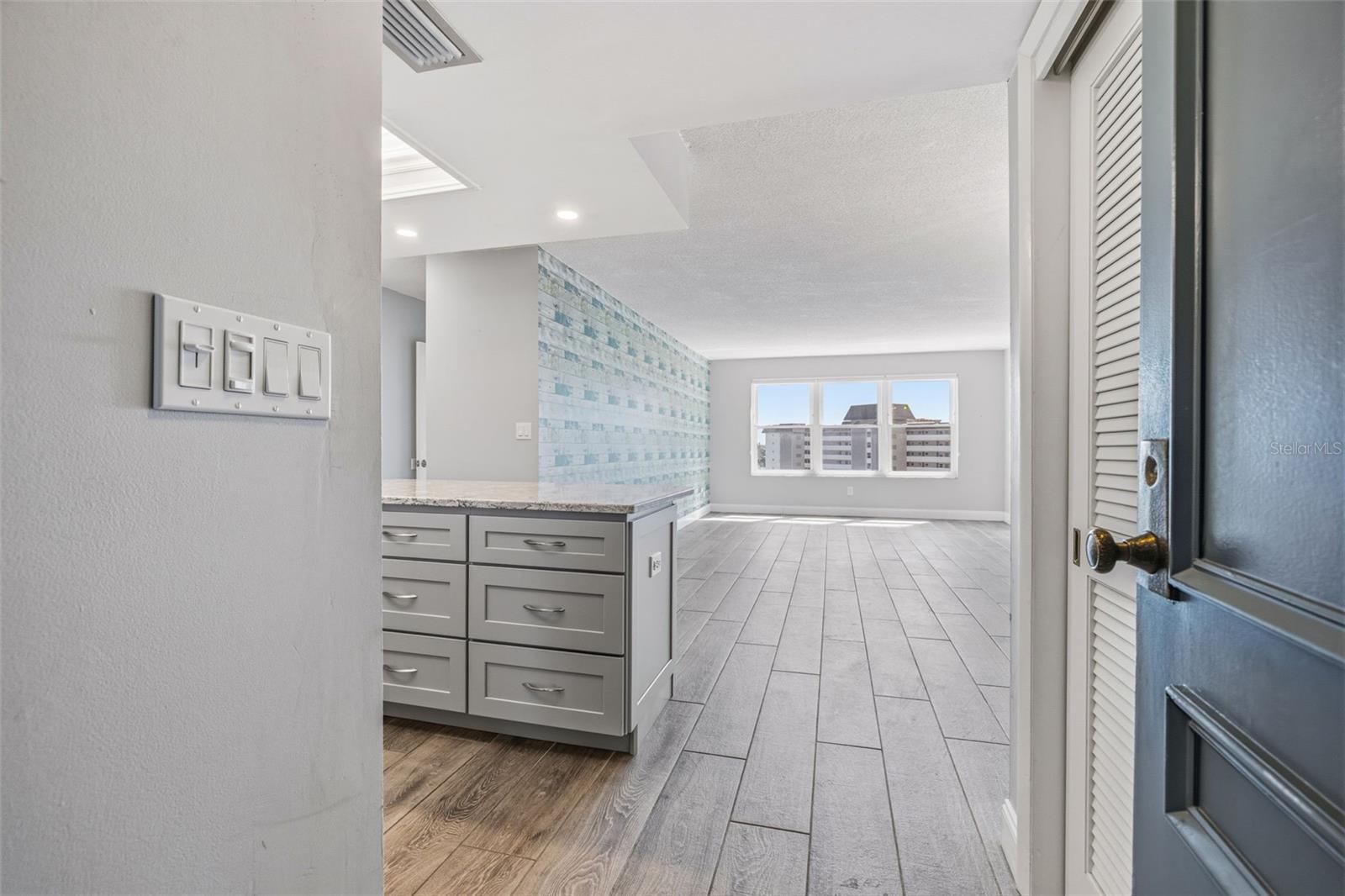 Image 3 of 44 For 5220 Brittany Dr S  901