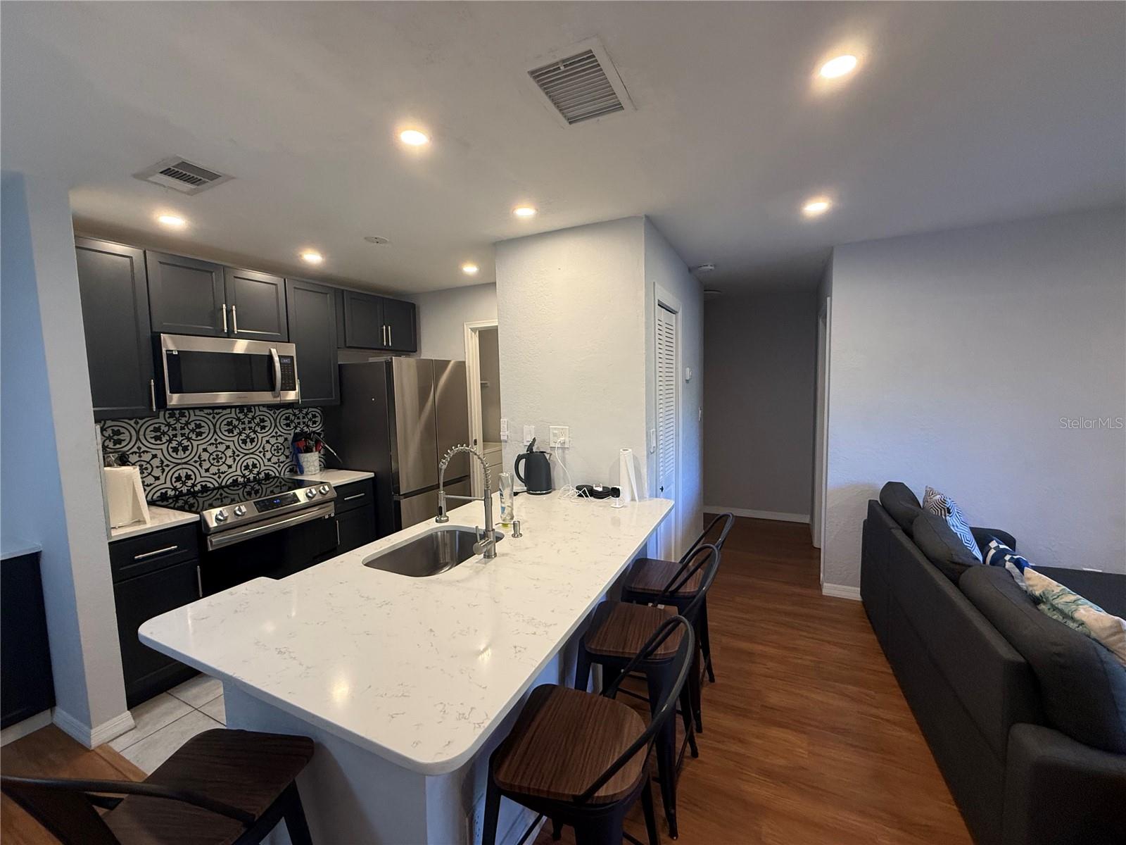 Image 3 of 23 For 1400 Gandy Boulevard N 703