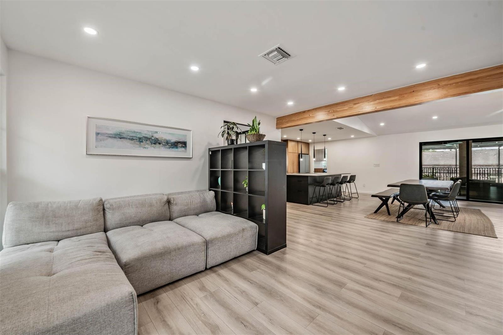 Listing photo id 8 for 848 Hillside Drive