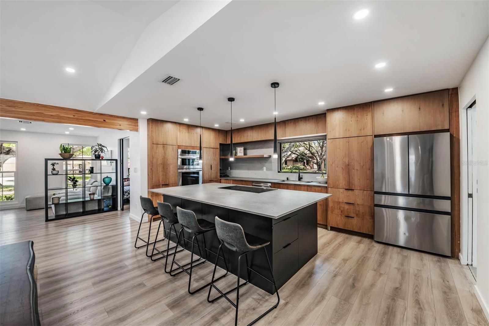 Listing photo id 9 for 848 Hillside Drive