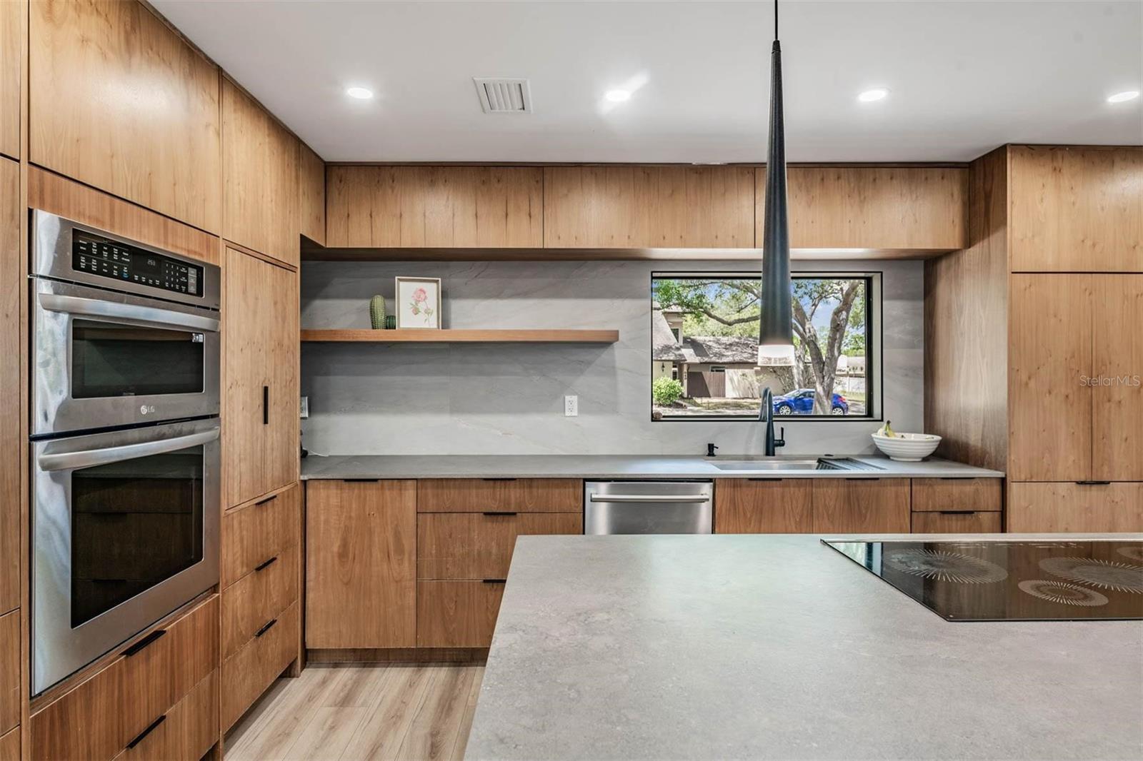 Listing photo id 10 for 848 Hillside Drive