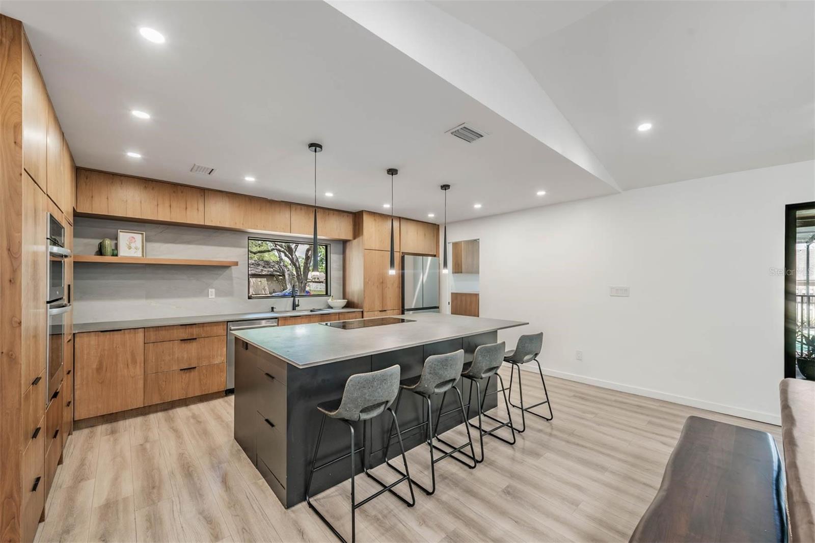 Listing photo id 11 for 848 Hillside Drive