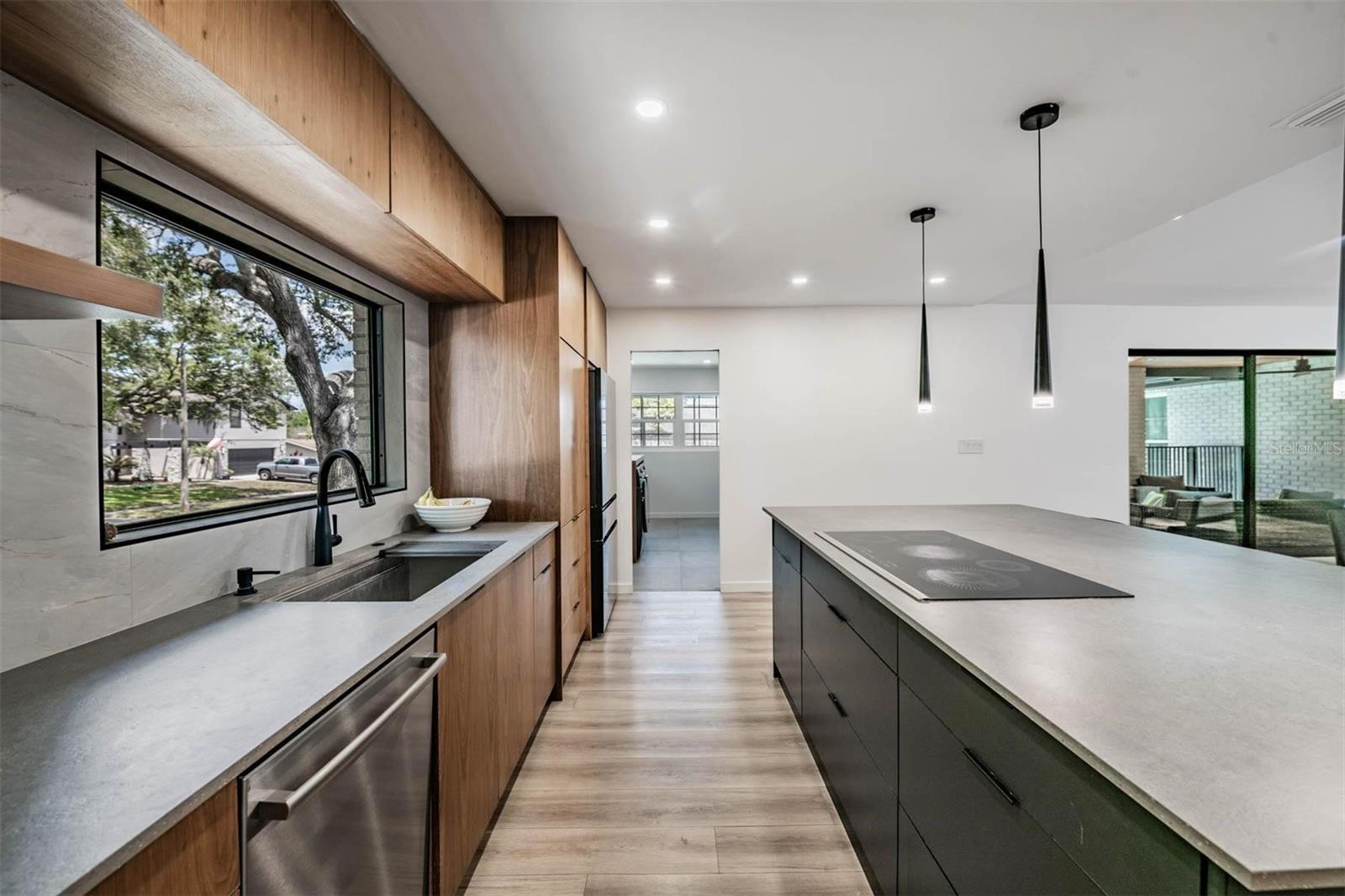 Listing photo id 12 for 848 Hillside Drive