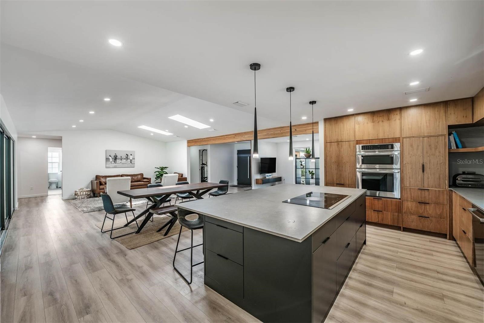 Listing photo id 13 for 848 Hillside Drive