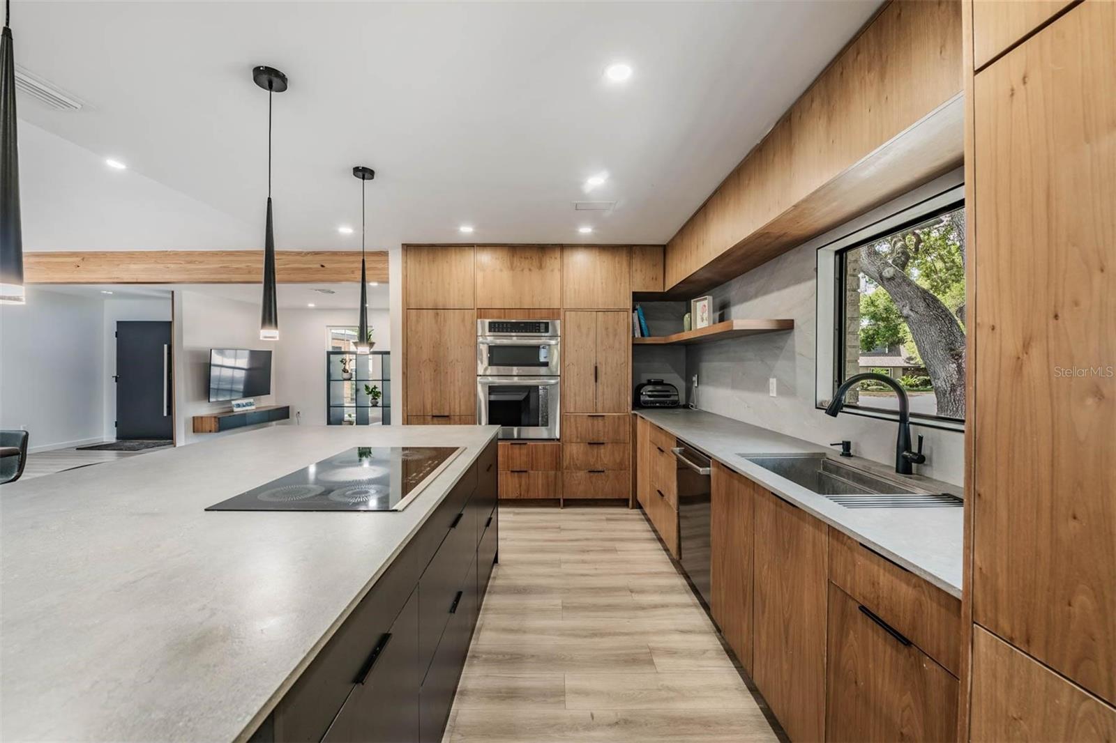 Listing photo id 14 for 848 Hillside Drive