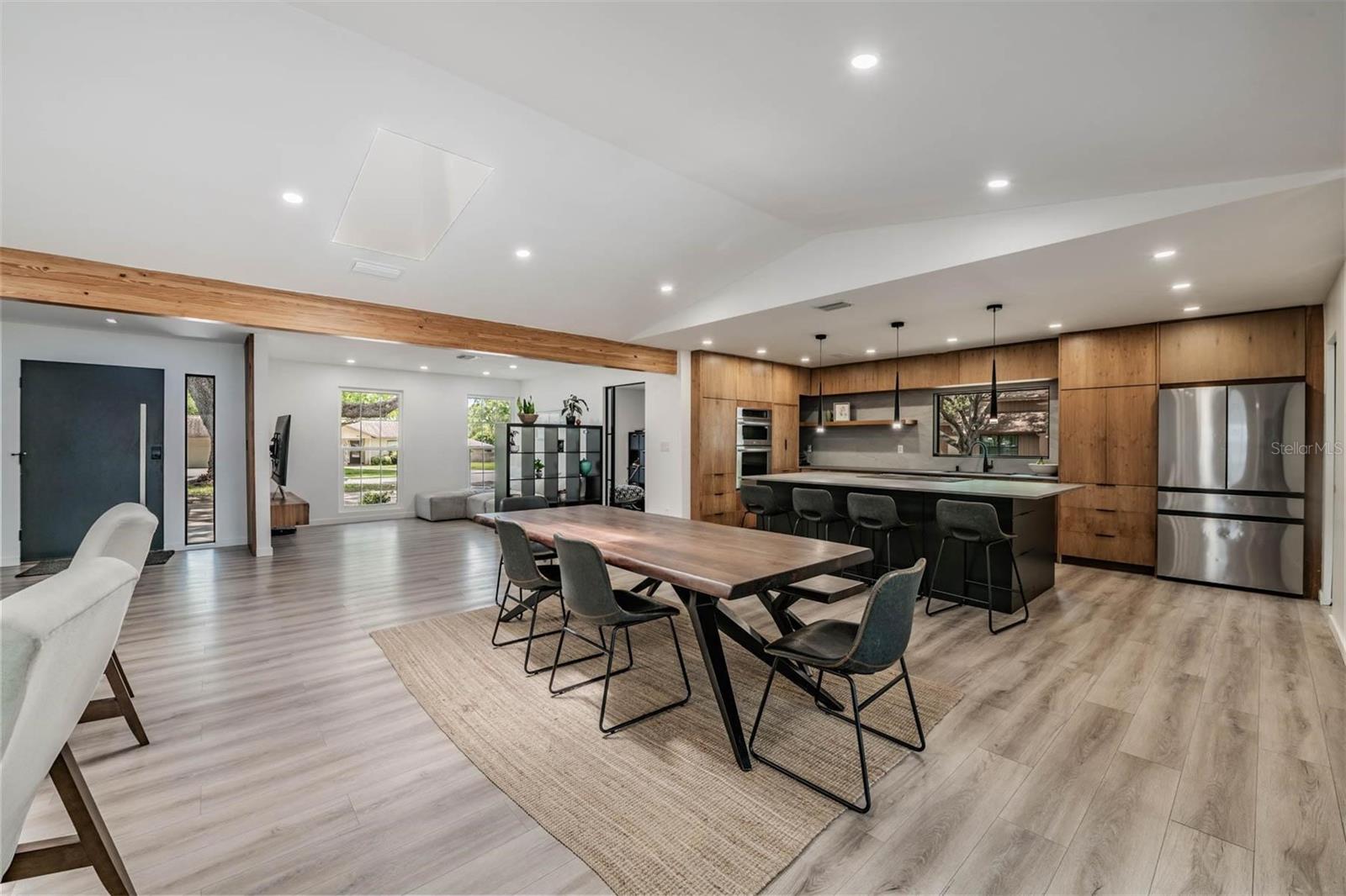 Listing photo id 15 for 848 Hillside Drive