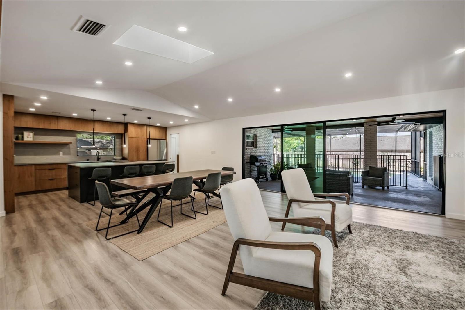 Listing photo id 17 for 848 Hillside Drive