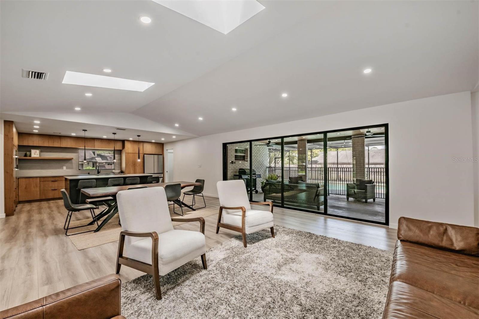 Listing photo id 18 for 848 Hillside Drive