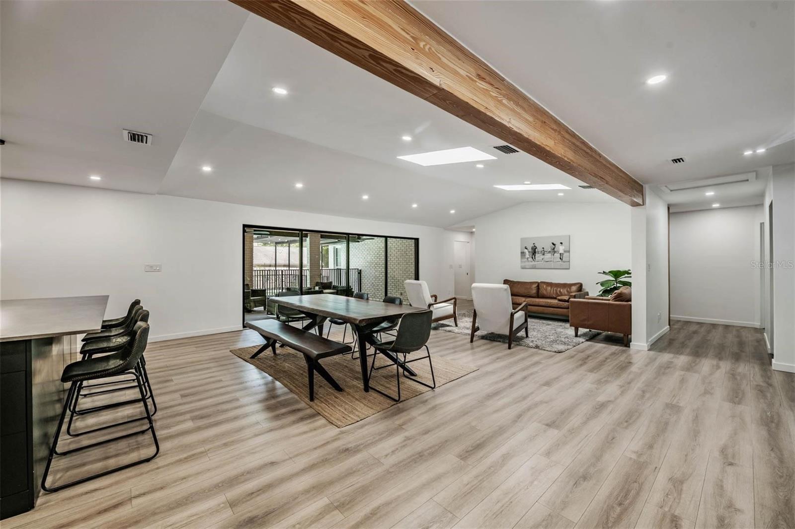 Listing photo id 19 for 848 Hillside Drive